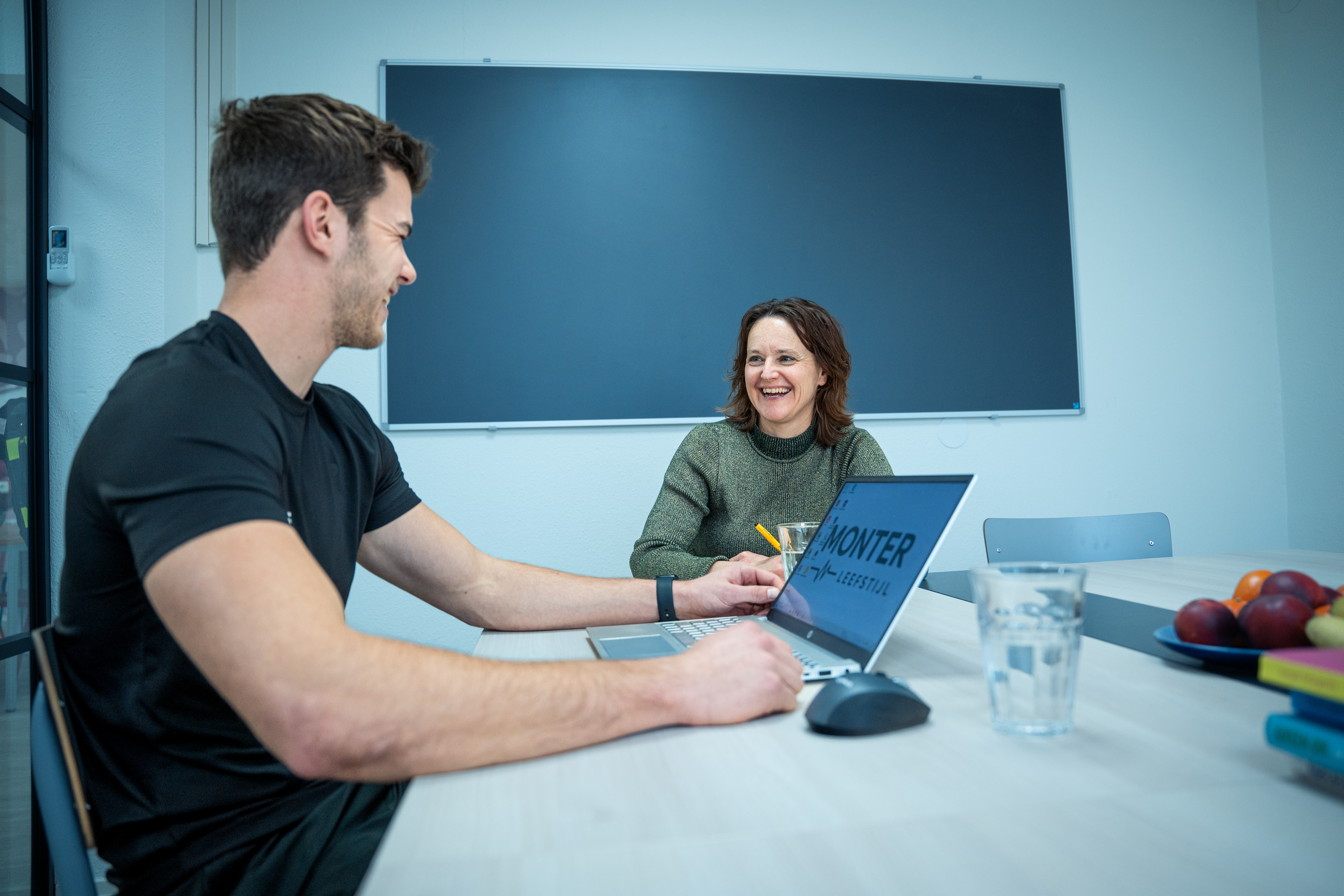 Zorgprofessionals werken samen met Monter software